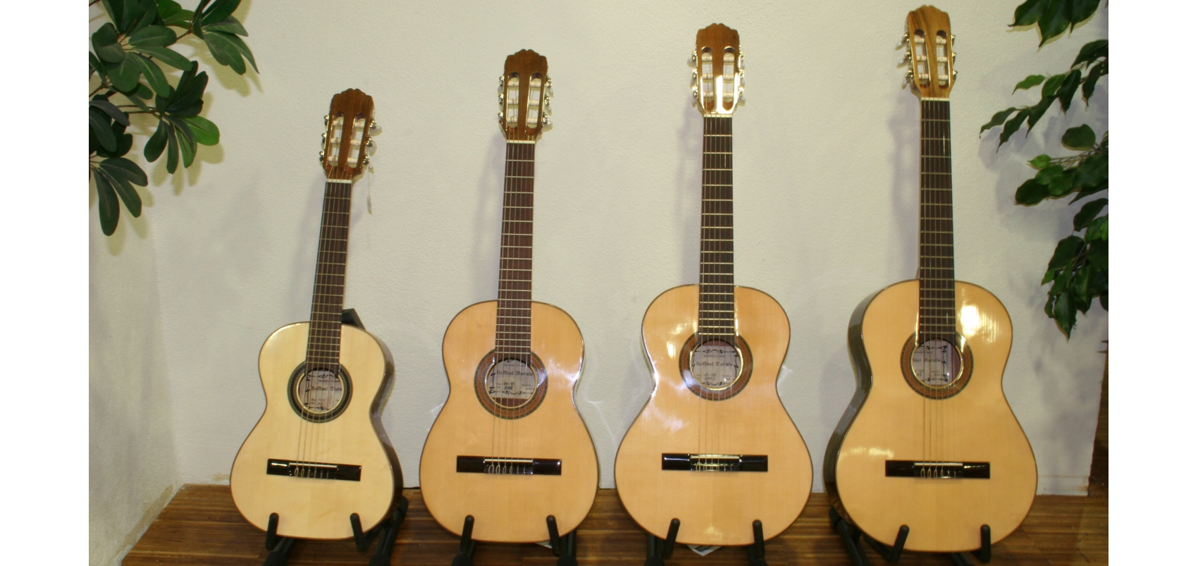 Spanische Meistergitarren von Raffael Moralo gibt es auch als Kinder- und Jugendgitarren in original Torres-Bauweise.